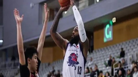 火箭豪取四连胜！NBA焦点对决：火箭对阵马刺，胜负悬念揭秘！